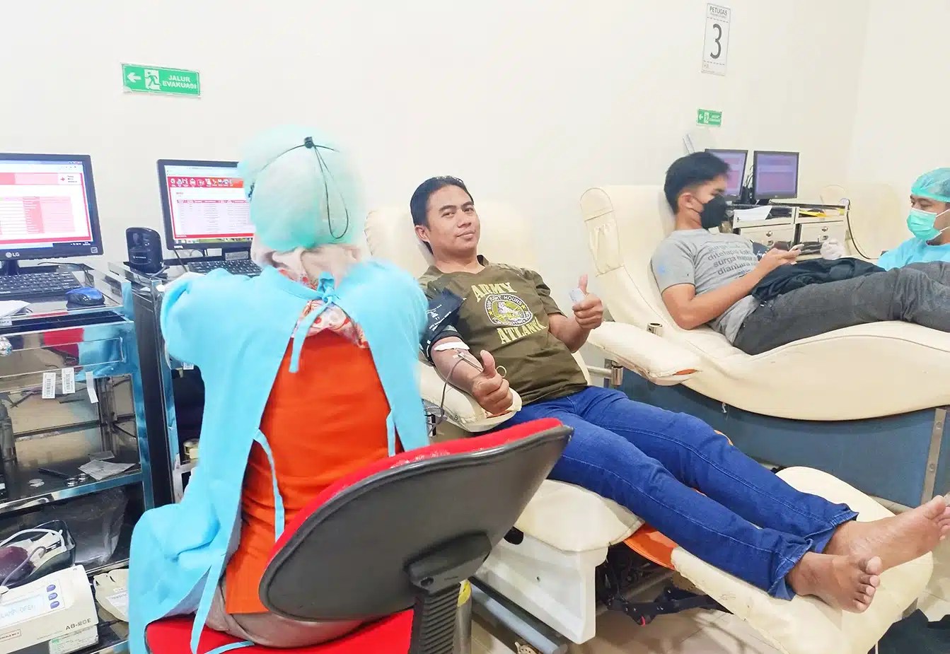 Relawan-PMI-PMR-KSR-karawang-donor-darah-warga-bantuan-bencana-Indonesian-red-cross-bulan-sabit-Palang-Merah